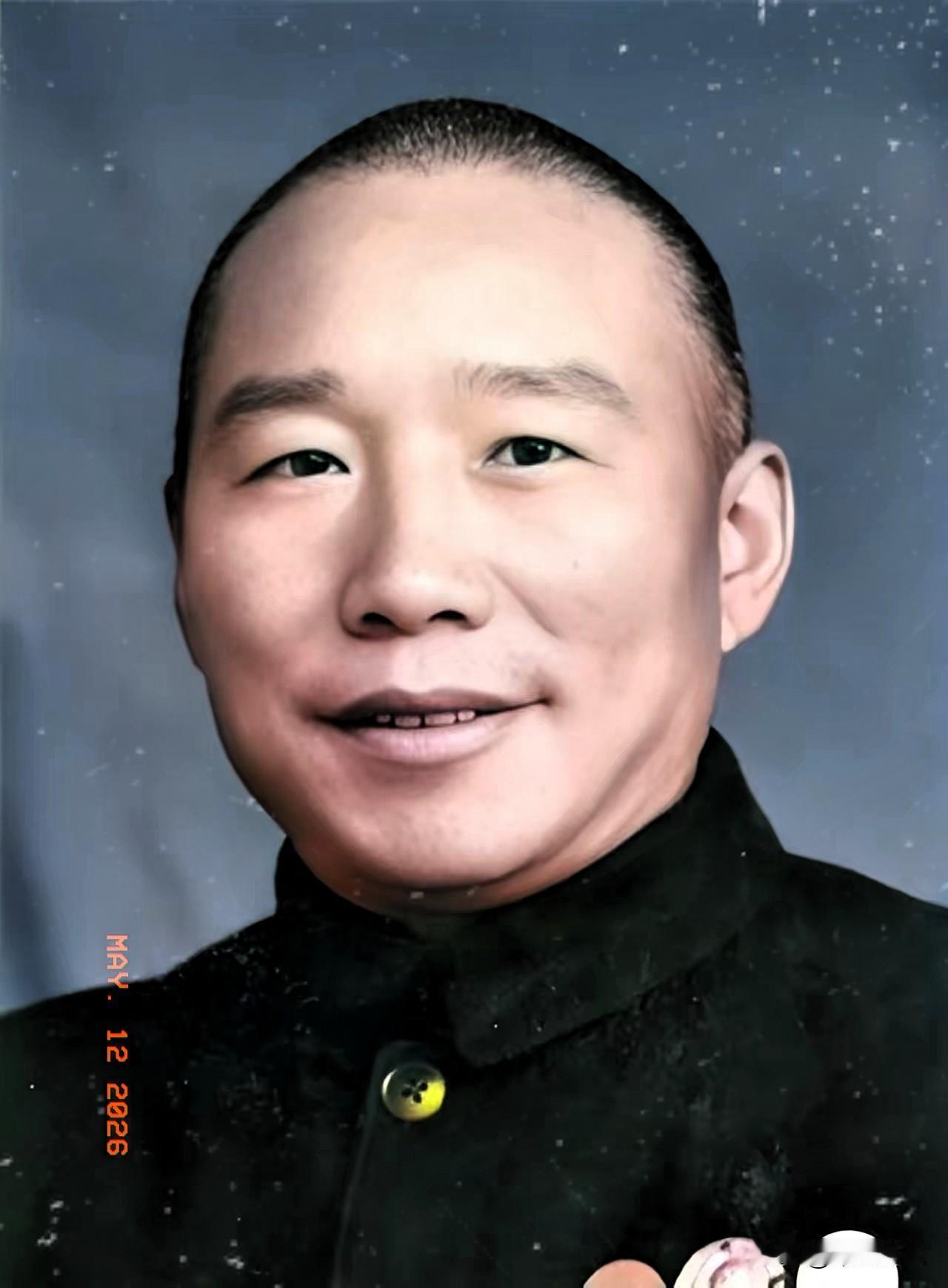 1948年，国军的一名伙夫和大部队走散了，被解放军拦下。解放军看他年纪大，便发了