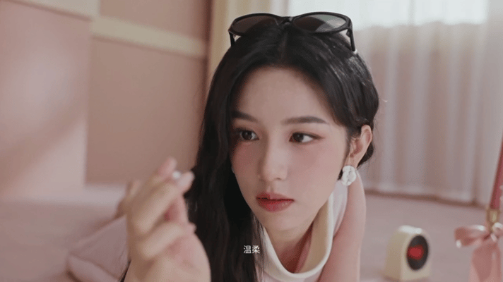 帕森眼镜品牌代言人周也周也与时尚的适配度直接拉满，每一款造型都美得恰到好处，温柔