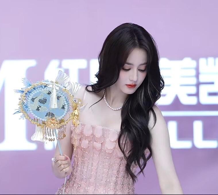 迪丽热巴美的冲击力十足迪丽热巴冲击力十足的美品牌现场迪丽热巴状态满分，黑长卷发搭