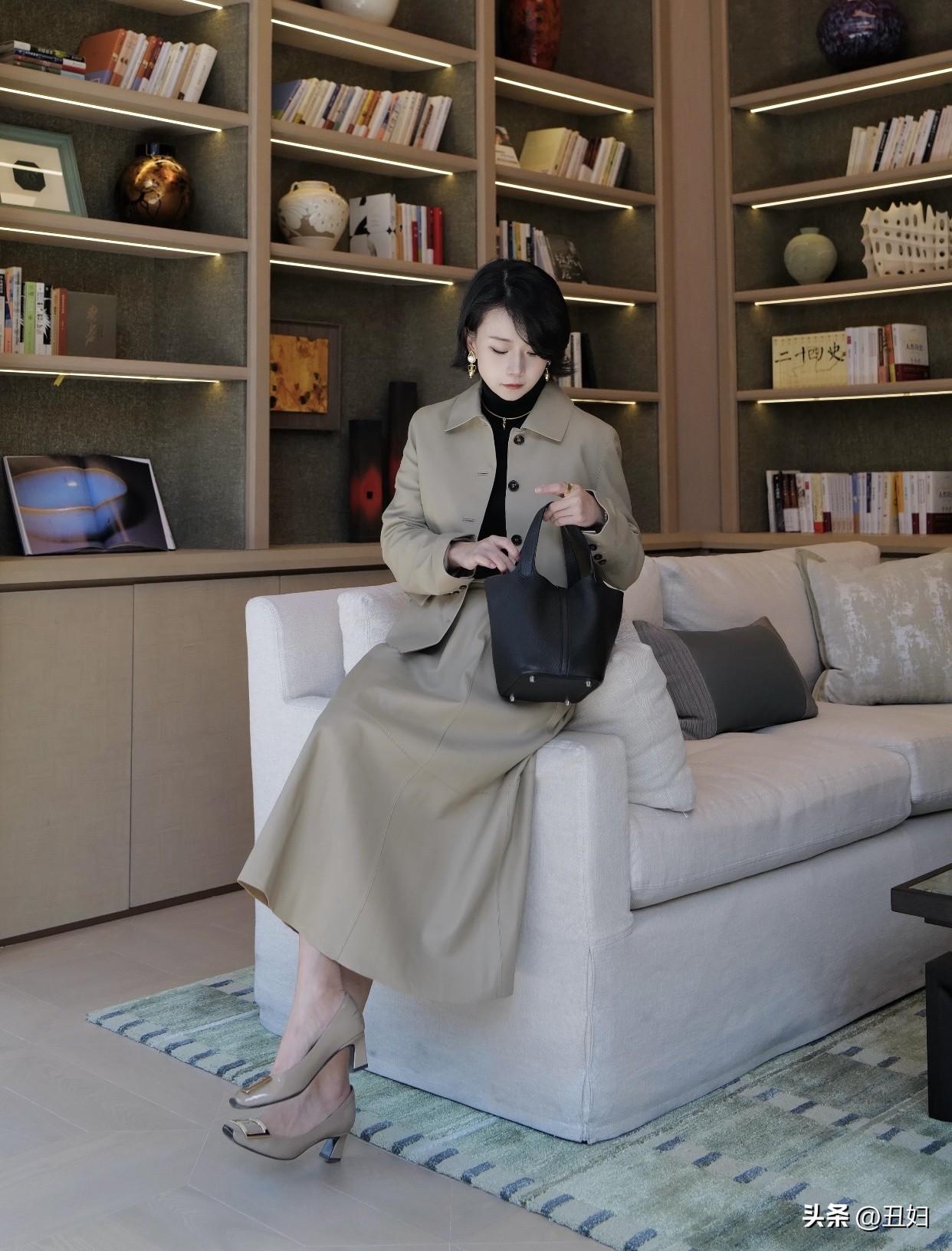 什么样的穿搭可以成为气质女神?精干利落的短发搭配卡其色套装简直绝了。
短发能让整