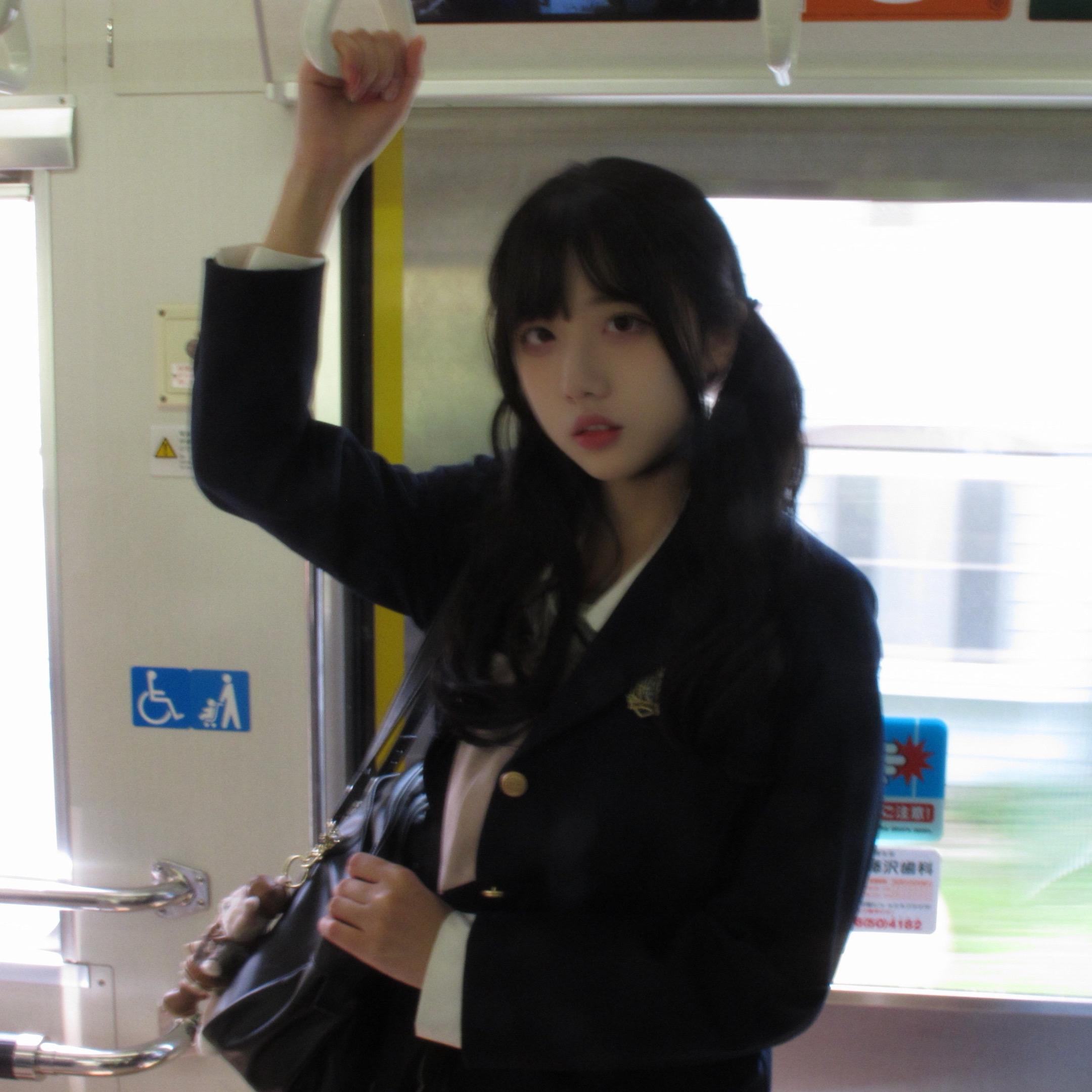電車の中で。