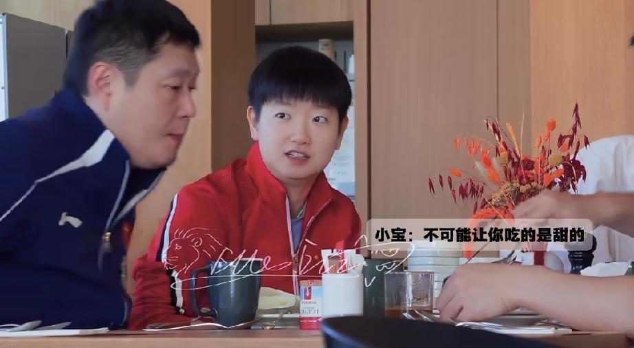 师徒俩对话太搞笑了。
法国，莎莎和Coco餐馆吃饭。看着莎莎盘子里的两片面包Co
