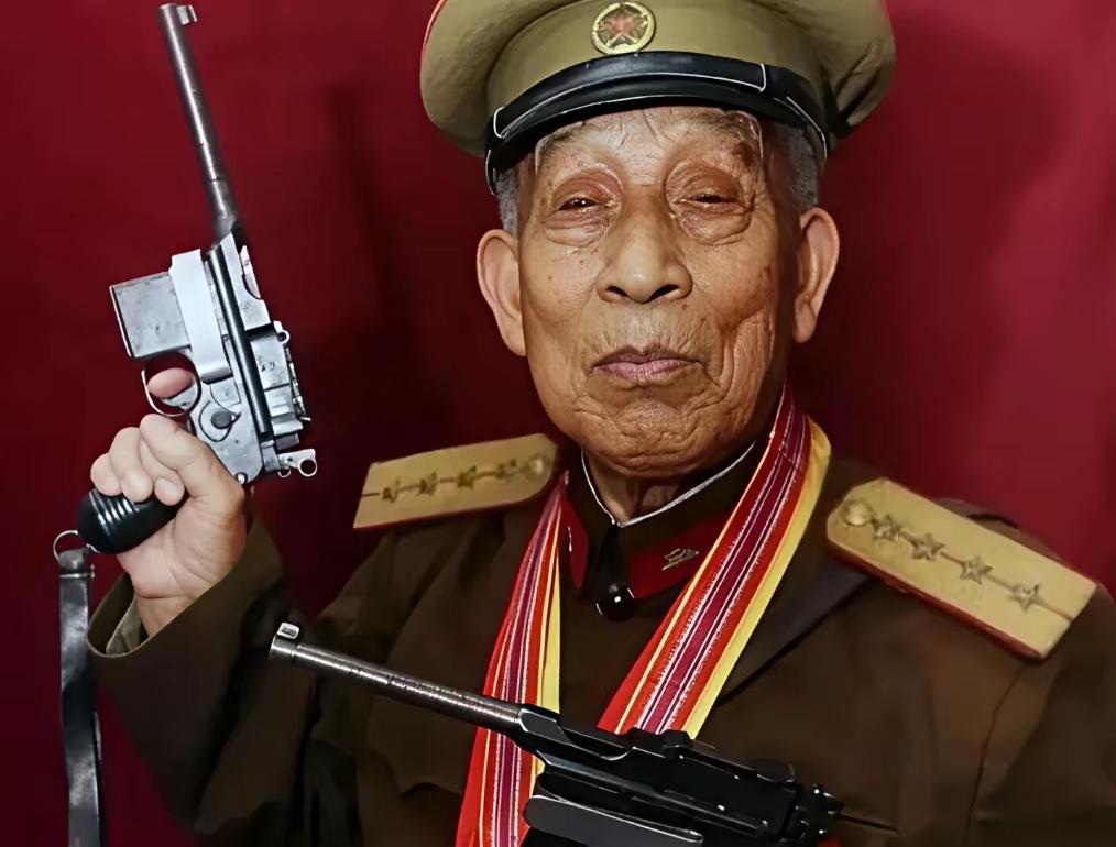 1996年，滕西远私藏两支枪，民警让他上交，可他却一脸淡定。

“这两支枪，一支