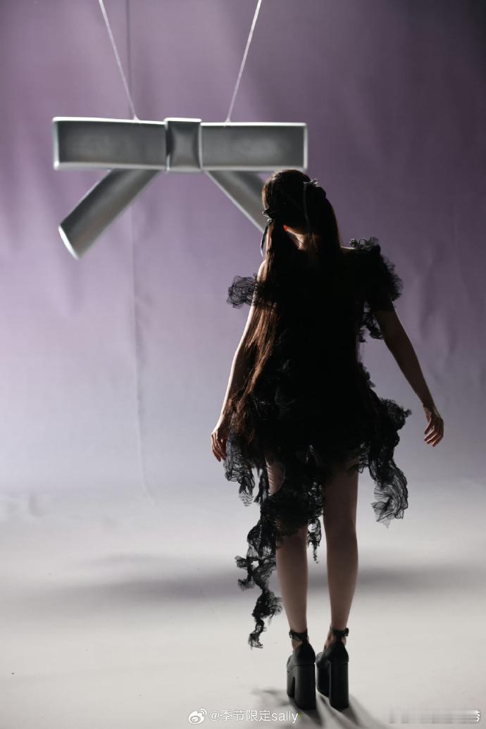 #虞书欣暗黑蝴蝶风#欣欣子新风格又美又飒，像个小魔女~ ​​​