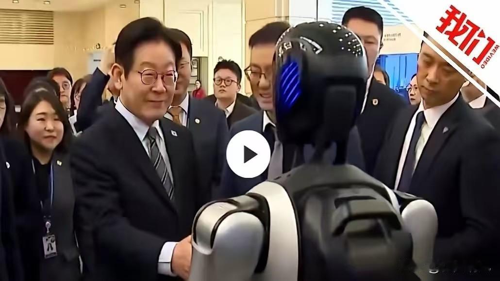 李在明从上海几乎是“逃”走的。
别信什么行程太忙，导火索是他伸出手，想跟一个机器