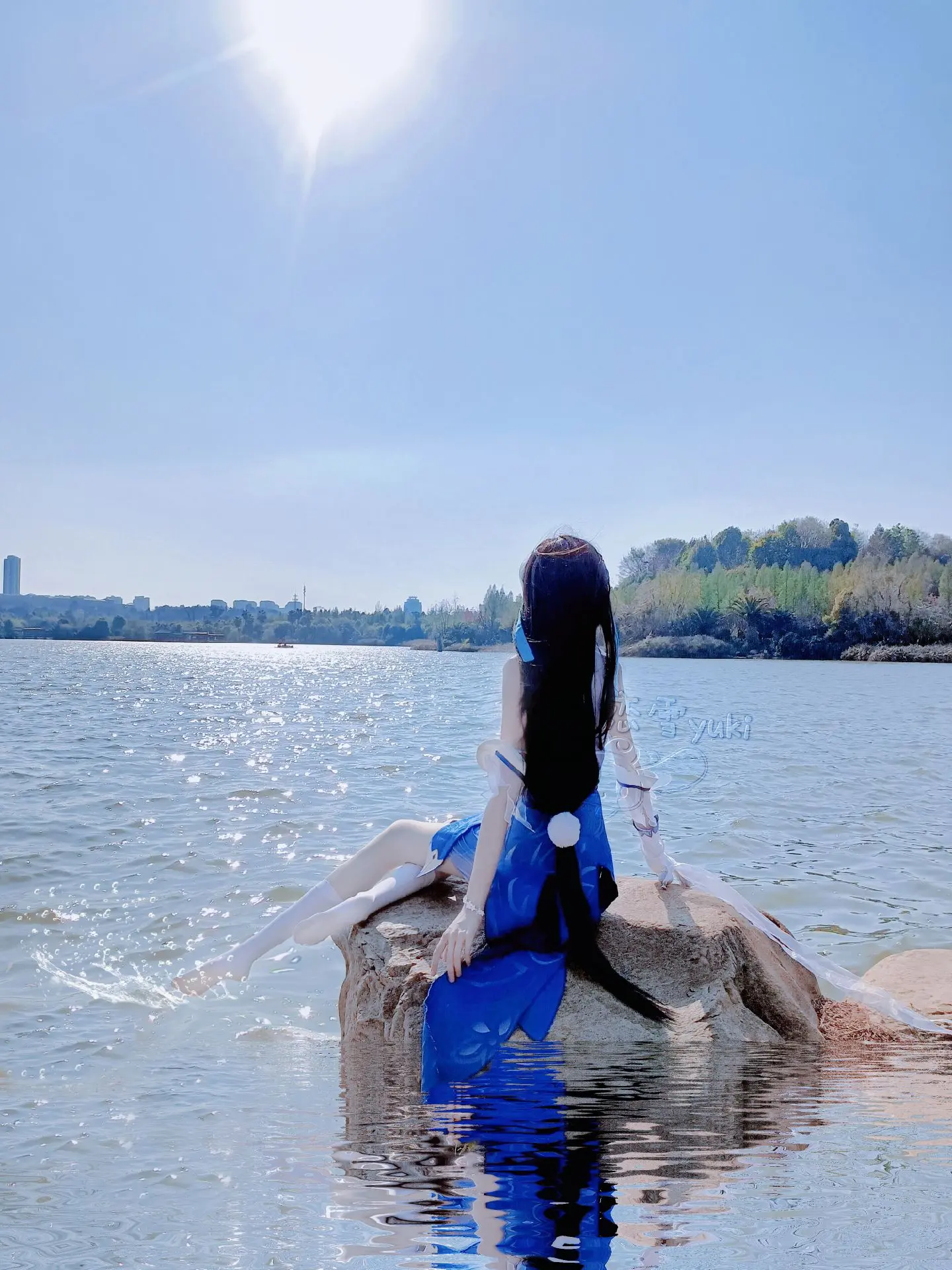隔江千万里。东方曜