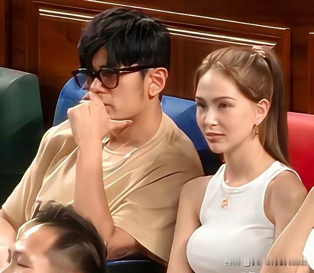 任何网球赛场的边儿上都不缺大明星，周杰伦夫妇也是网球爱好者。
两个人来到赛场边看