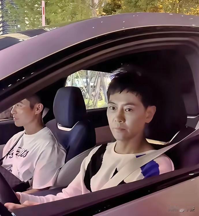 特斯拉真的很好吗?林志颖的教训还历历在目，面貌有些僵硬，就像是冰冻了一样。
  