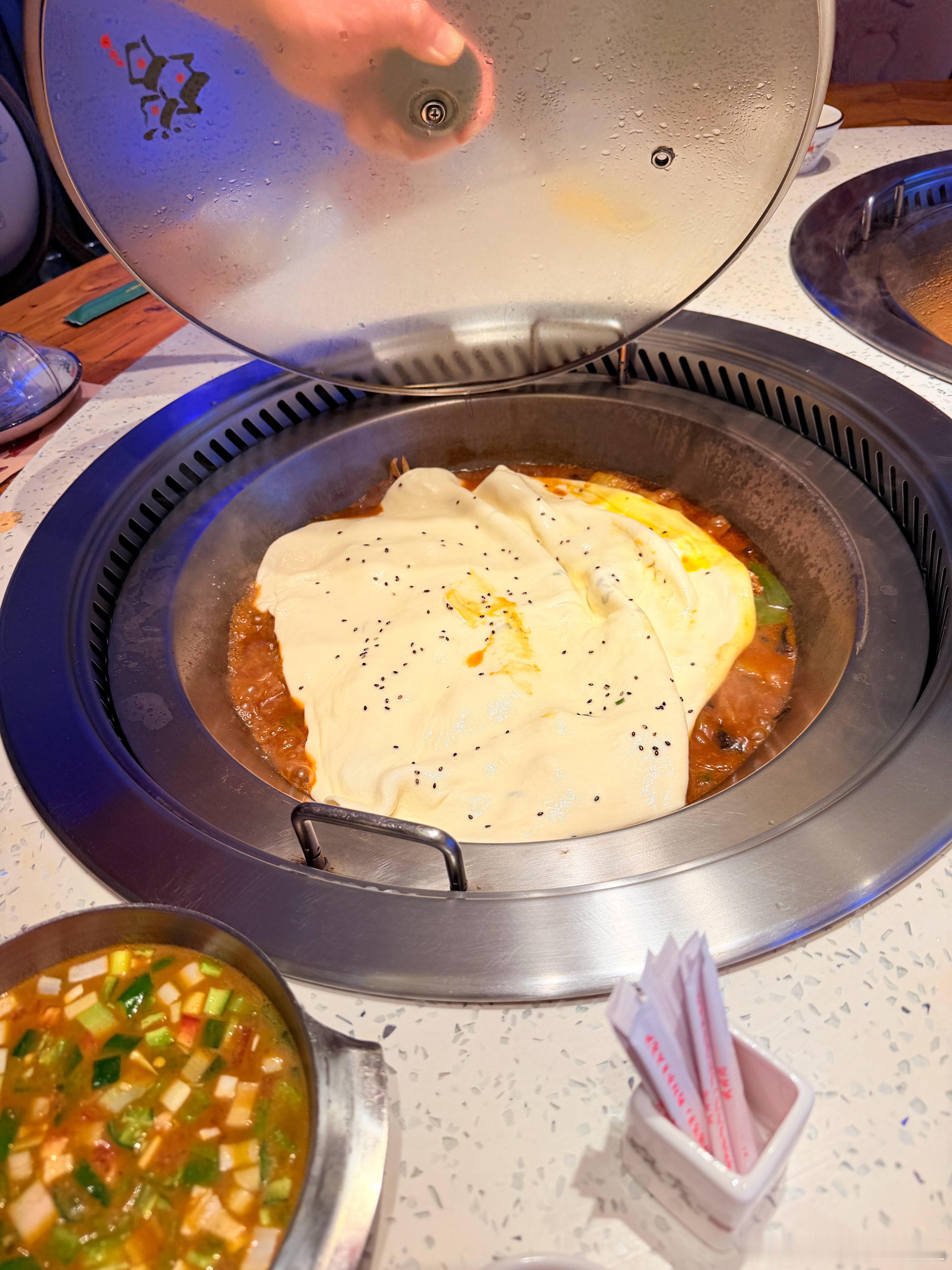 到东北了 怎么能不吃个铁锅炖呢大v聊车跟姚老板混一天吃9顿