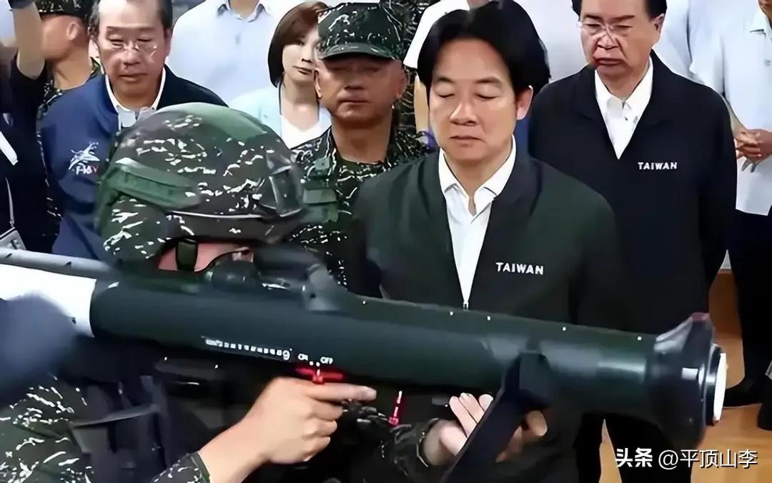赖清德之流张口闭口“以武谋独”，拿着百姓的血汗钱疯狂军购，幻想抱美国大腿搞“以武