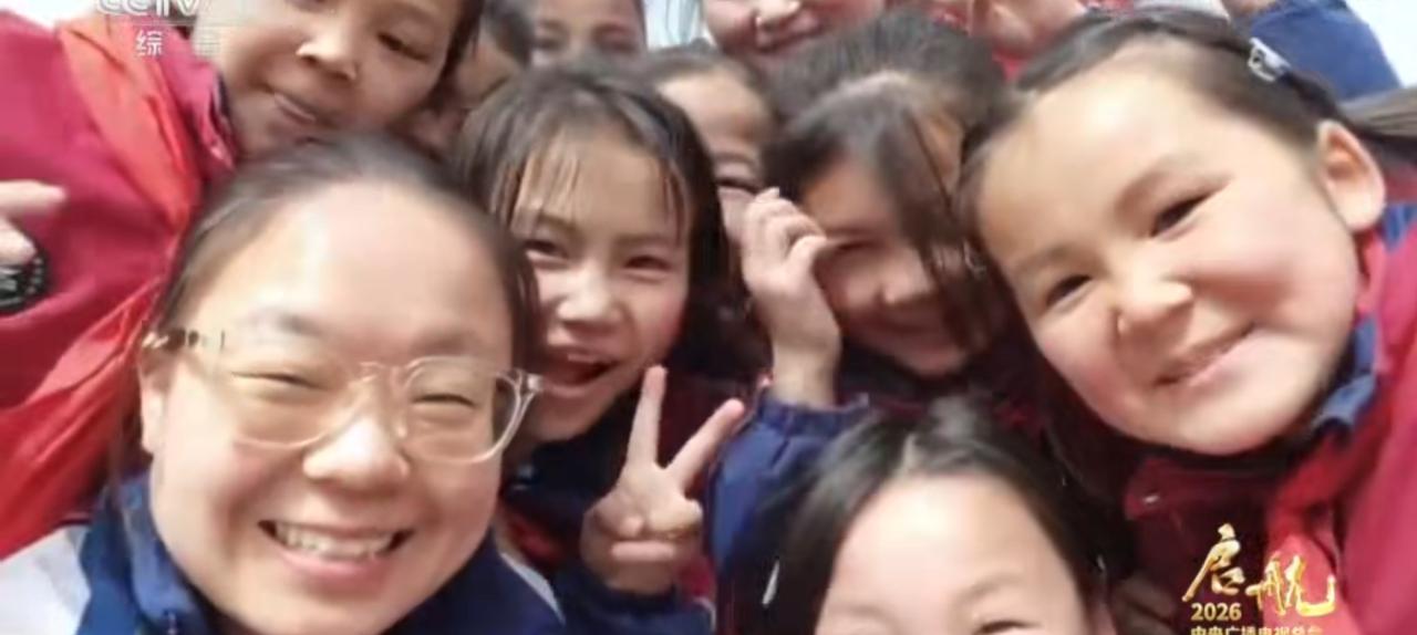 镜头里，孩子们灿烂的笑脸、民间艺人洋溢的笑容、乡村创业者竖起的大拇指，勾勒出普通