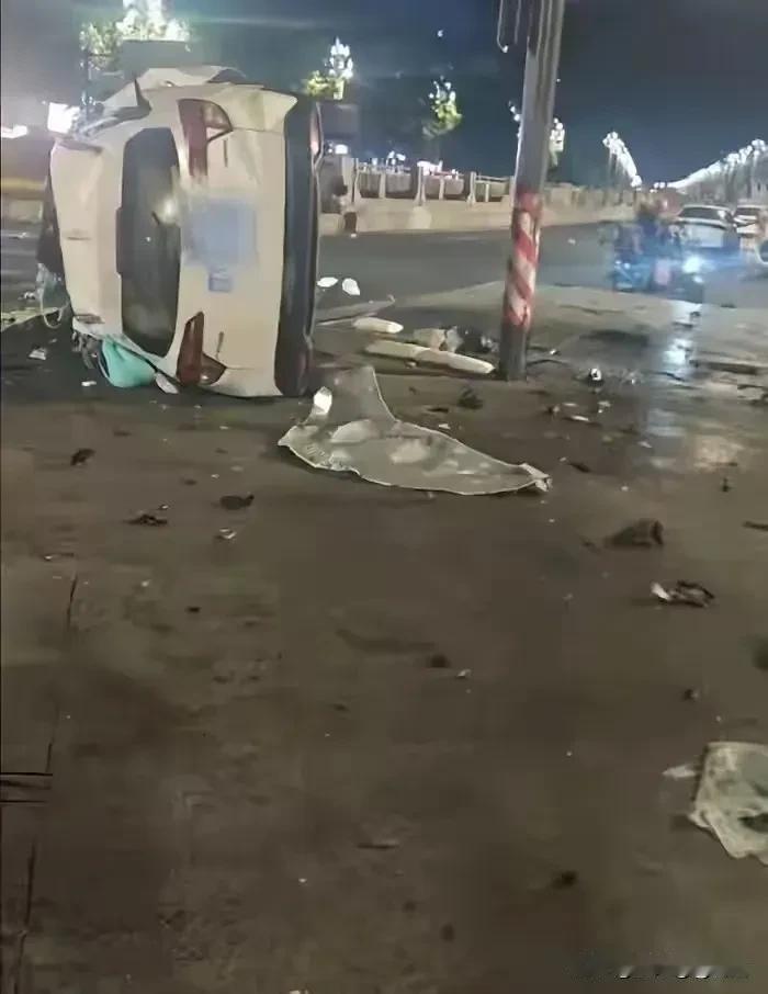 成都深夜发生严重车祸，32岁女司机驾驶机动车突然撞击路边的一辆电动车致3死1伤。