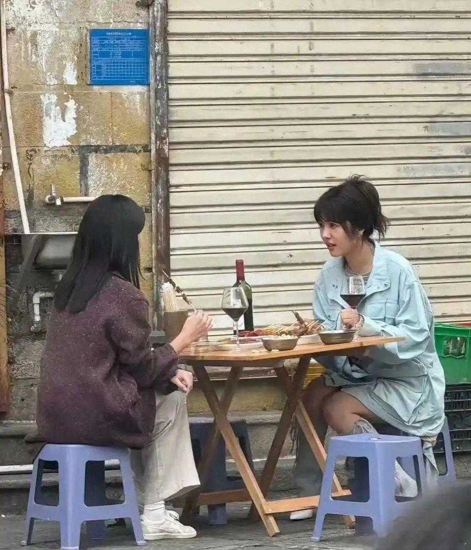 章若楠这也太有情调了吧，路边摊配红酒！ ​​​
