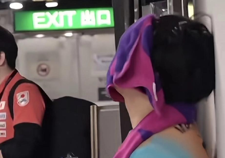 他蹲在球台边，眼泪混着汗水砸在地上。
球台对面，世界第一惊出一身冷汗。
球台这边