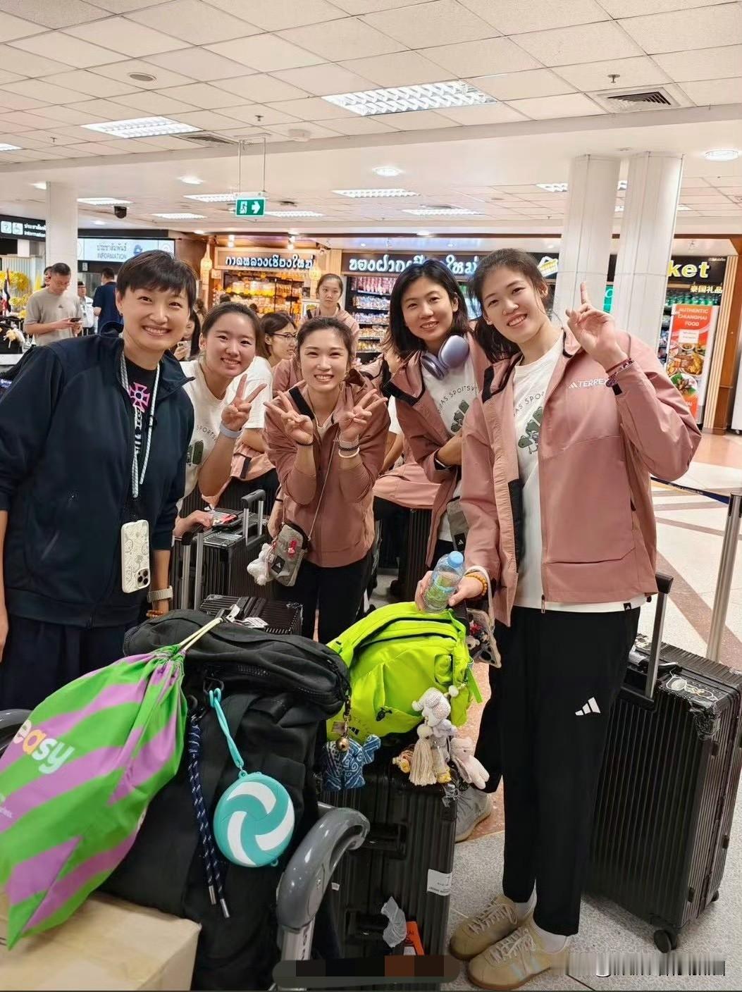女排抵达曼谷：淘汰赛李盈莹还会上吗？

女排已经顺利抵达曼谷，同机抵达还有巴西女
