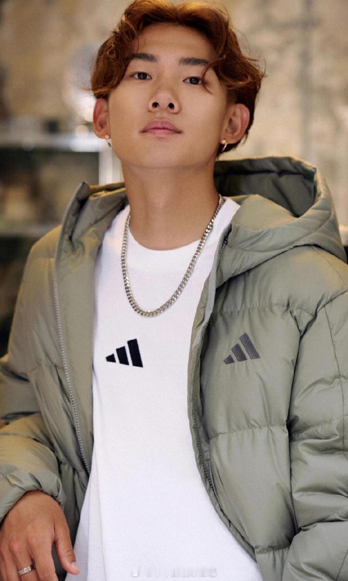 有些雪花，不只属于舞台，也属于山野。镜头之外的苏翊鸣，把热爱留给雪山，也把责任留