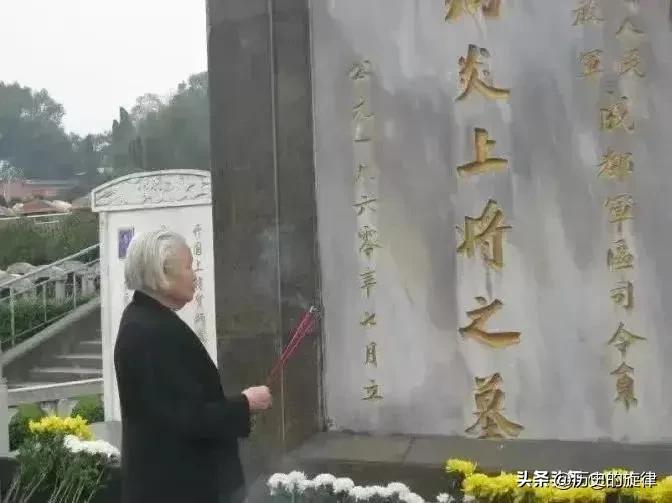 82岁长女跪在独臂将军墓前痛哭：爸，我讨了15年饭，才终于找到你
 
2011年