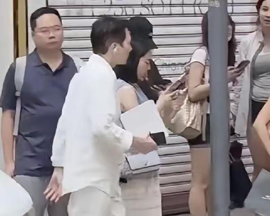 6月24日，向华强独自一人现身香港铜锣湾街头被偶遇，78岁的他穿着一身白色的衣服