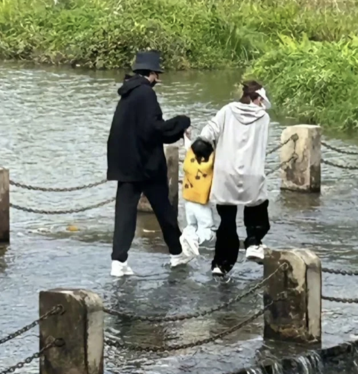 张若昀唐艺昕没有成为无聊的大人  张若昀唐艺昕带女儿踩水    呜呜呜，真的是好