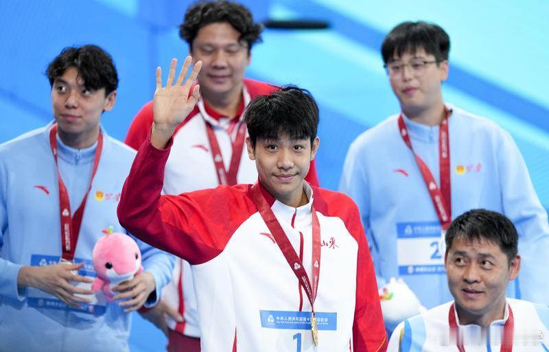 赛后采访：“我觉得我还要多去向孙杨、潘队（潘展乐）去学习，自己还是有很多不足的地