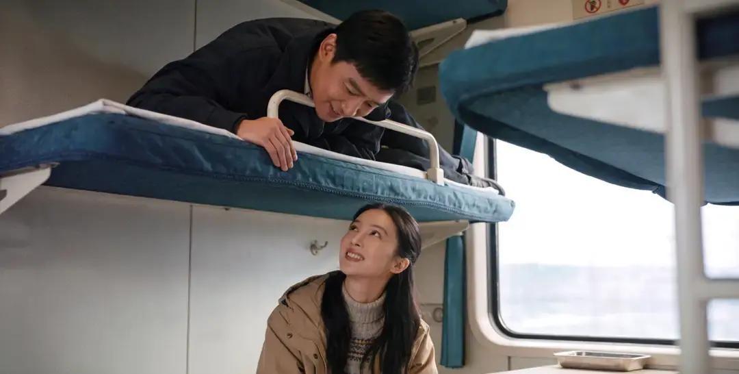 小李在高铁上被陌生姑娘塞纸条求演老公，我隔着屏幕都替他心跳。
春运车厢挤成罐头，