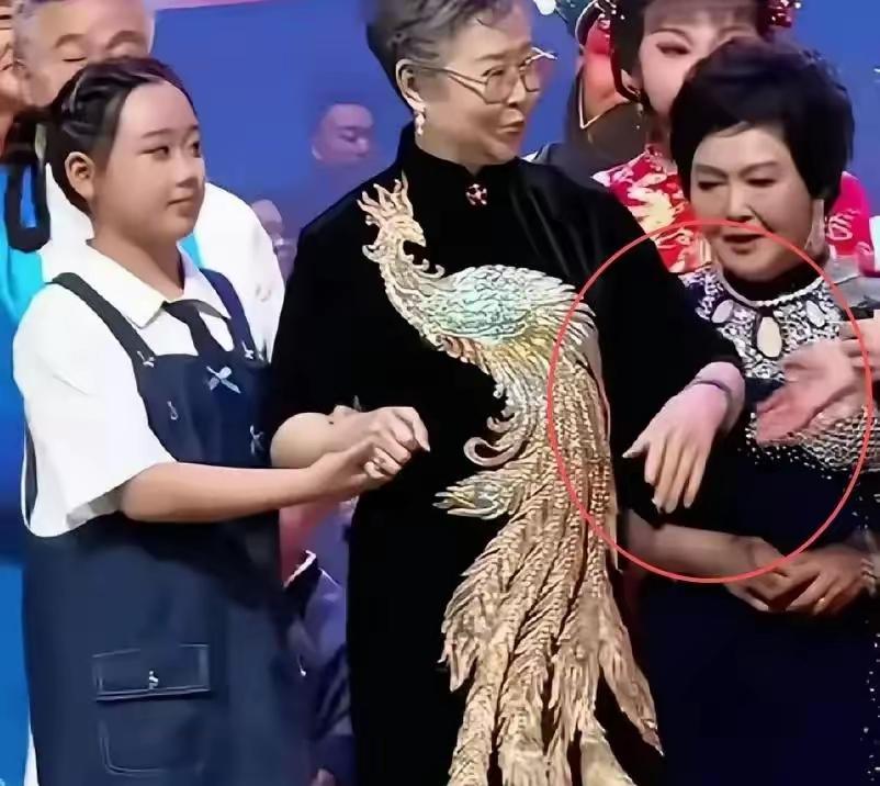 83岁的周玉珍被肘击后，往后退了半步
​86岁的高桂枝被骂了9天后，直接甩出一纸