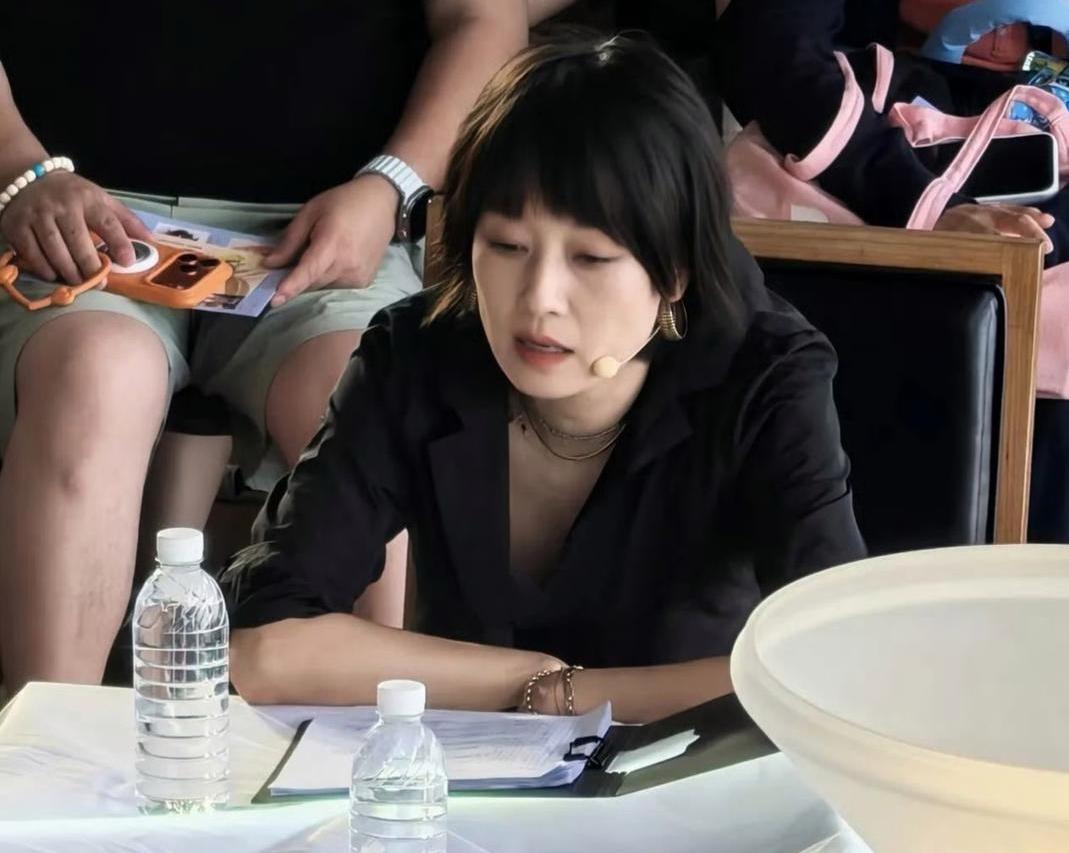 马伊琍现身河北阿那亚，一身简约穿搭清爽亮相，久违换回标志性干练短发，利落造型衬得