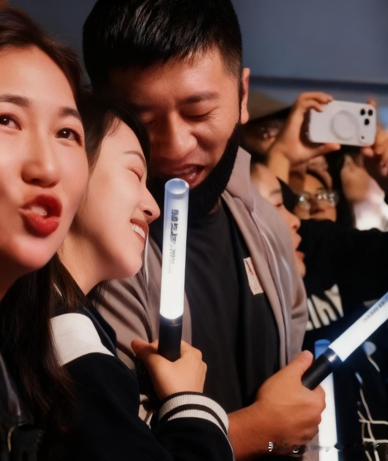 因给平民百姓提供高考志愿填报、考研的“避坑指南”而走红的张雪峰，凭借实用建议积累