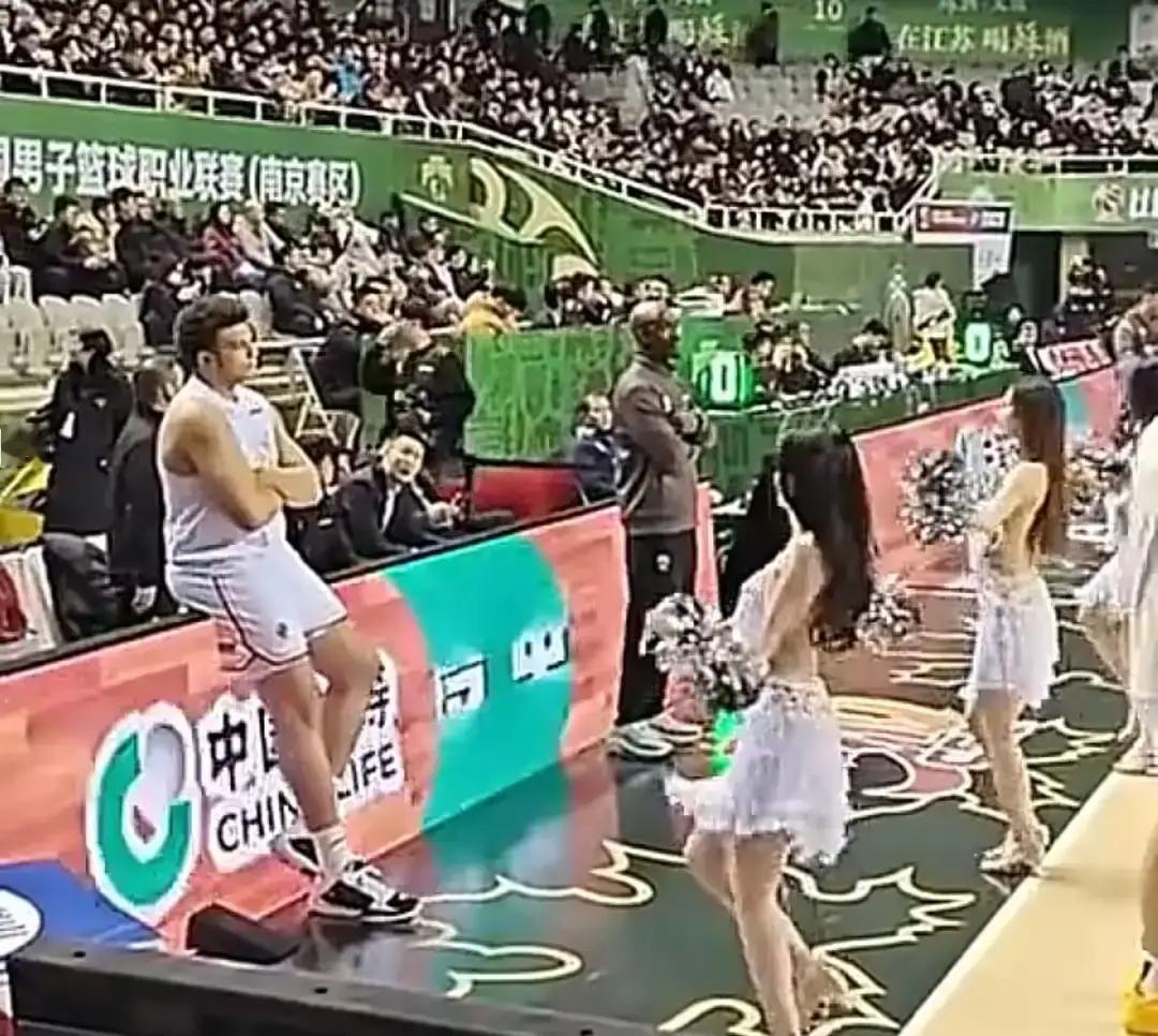 广告把啦啦队挡没了
 
昨晚辽宁主场，暂停铃一响，镜头立刻切走，啦啦队刚摆好造型