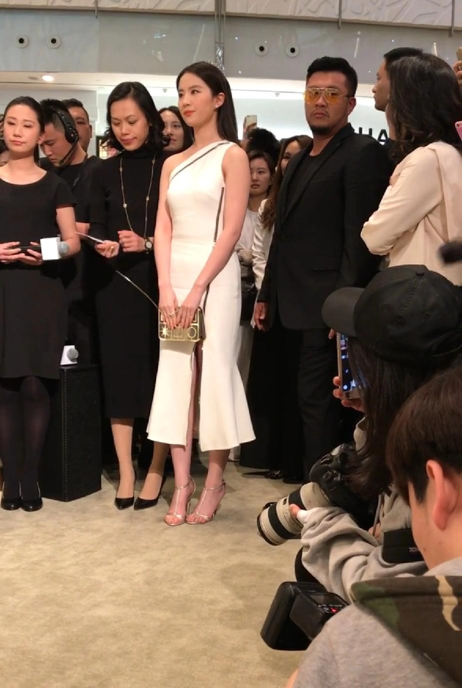 原相机下的刘亦菲好美啊，不愧是国民老婆，高跟穿搭好迷人！刘亦菲