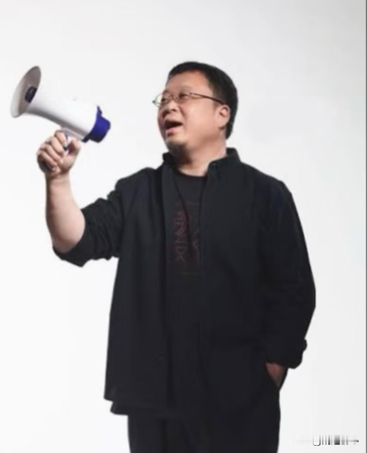 粉丝：老罗听说你要搞电视机啦？
老罗：没错，就给他们半年时间！
粉丝：现在的电视