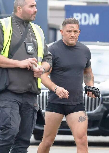 曾被誉为“英国最性感男人”的男演员、今年48岁 Tom Hardy（汤姆·哈迪）