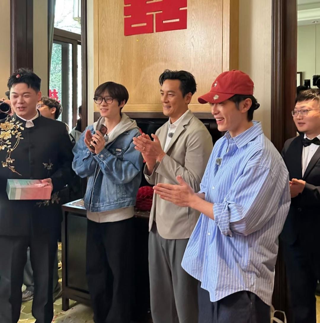 吴彦祖和代旭、井胧录制《风华合伙人》，接单送餐，顺便参加了一对新人的婚礼，瞬间惊