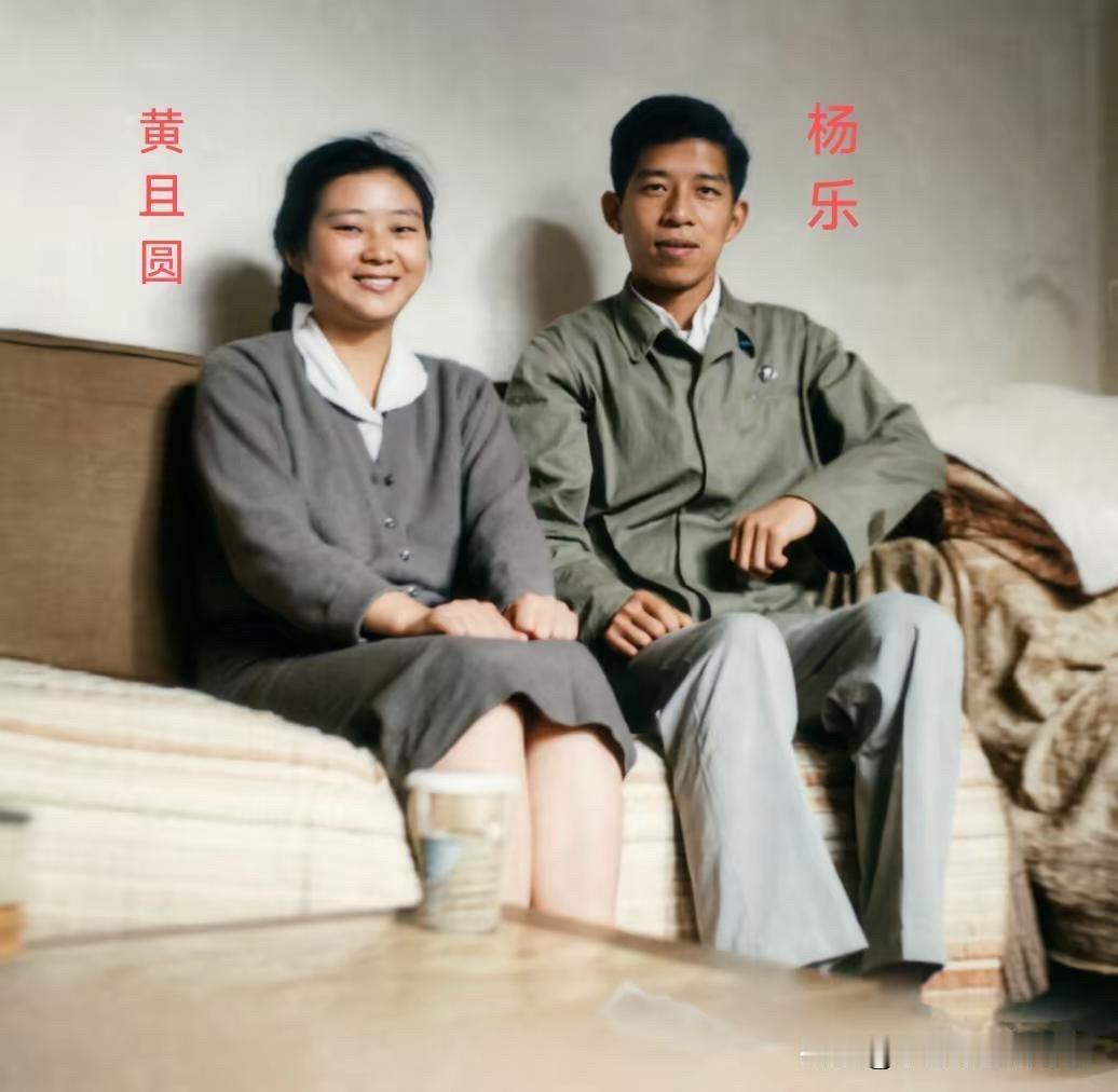 数学家杨乐早些年和妻子黄且圆在家里的一张珍贵合影，他们夫妇很优秀，为人低调内敛，