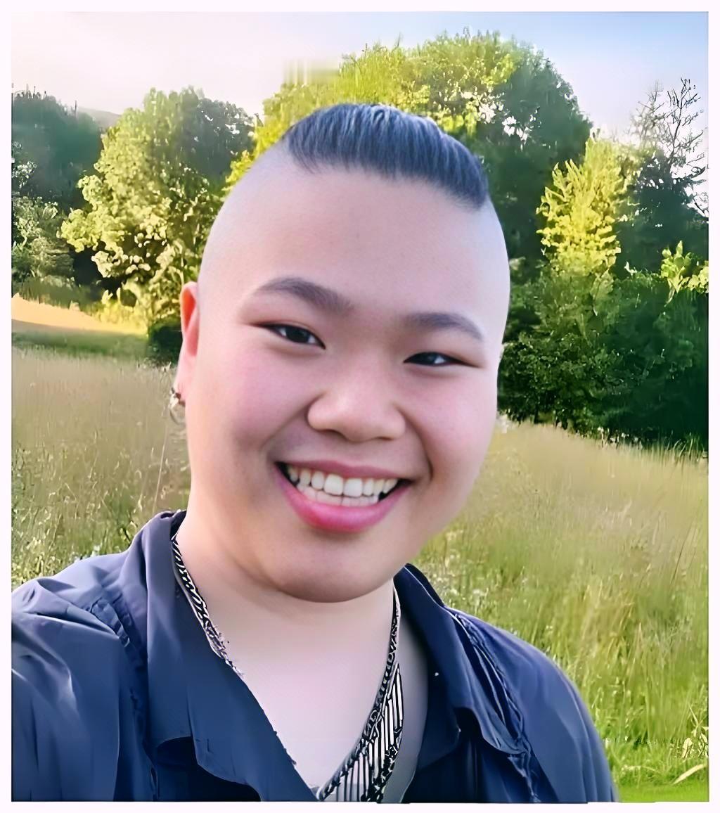 据可靠消息说，这是某位原央视主持人的女儿，我瞪大了眼睛想了半天也没想出来到底是谁