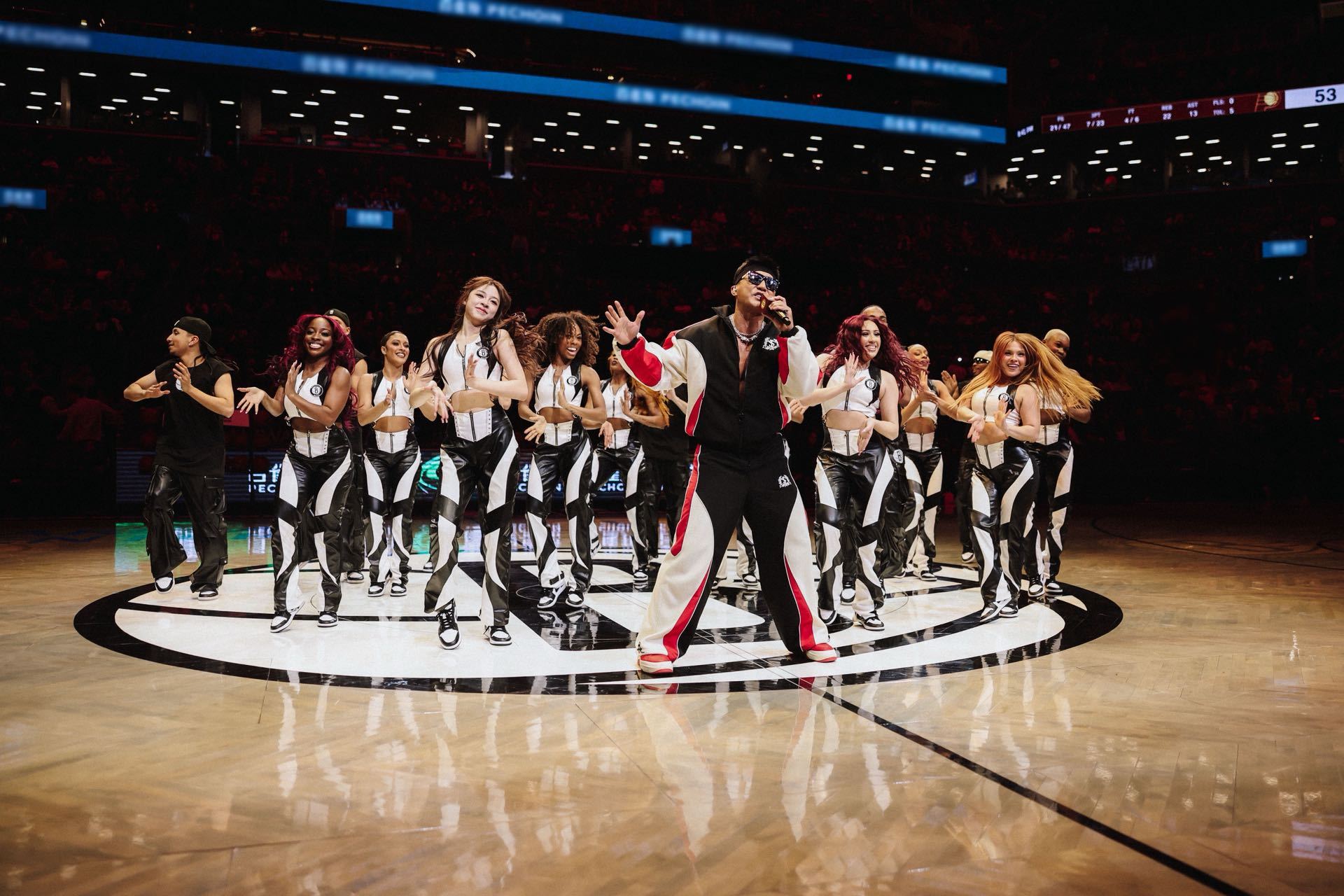 谁懂在NBA看到刘畊宏的惊喜感！刘畊宏亮相中国年篮网新春赛中场表演，带来特别版本