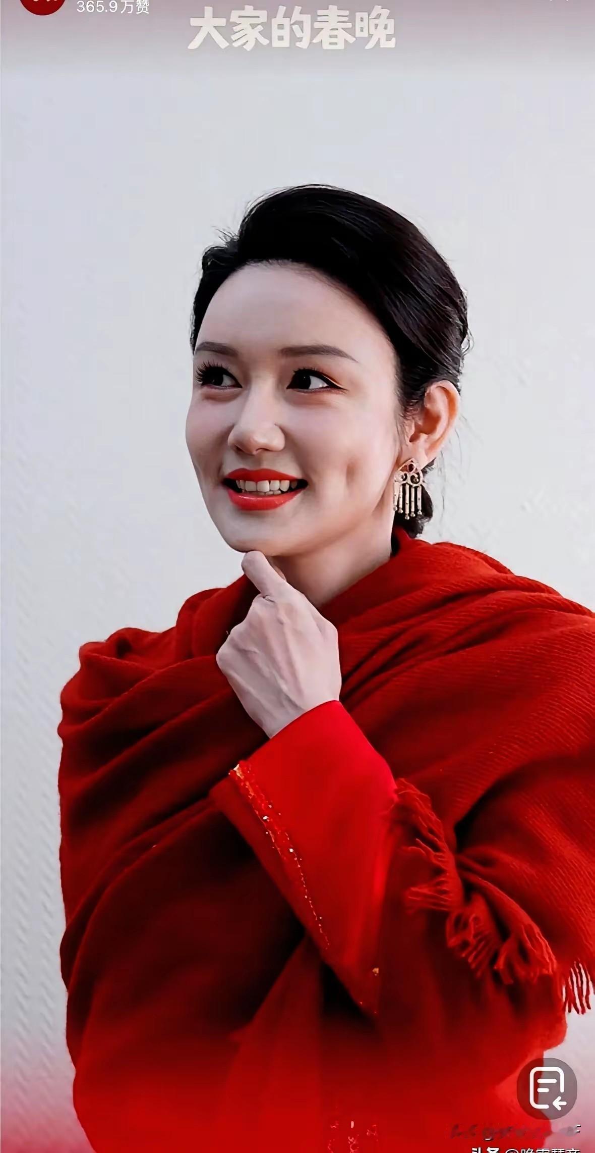 龙洋的酒窝也太好看了吧，相信大家都跟我一样的感觉！
她的酒窝真的是笑容的点睛之笔