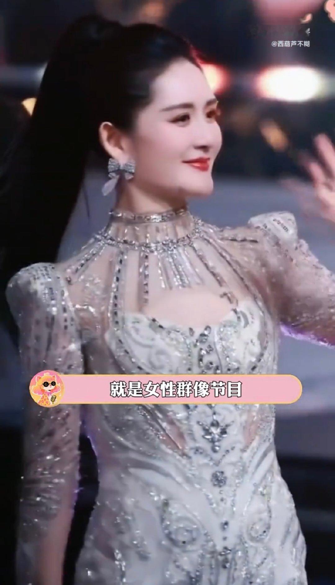 谢娜 女性群像节目的天选见证人乘风2026看到她为姐姐们庆幸，真的跟着一起心软 