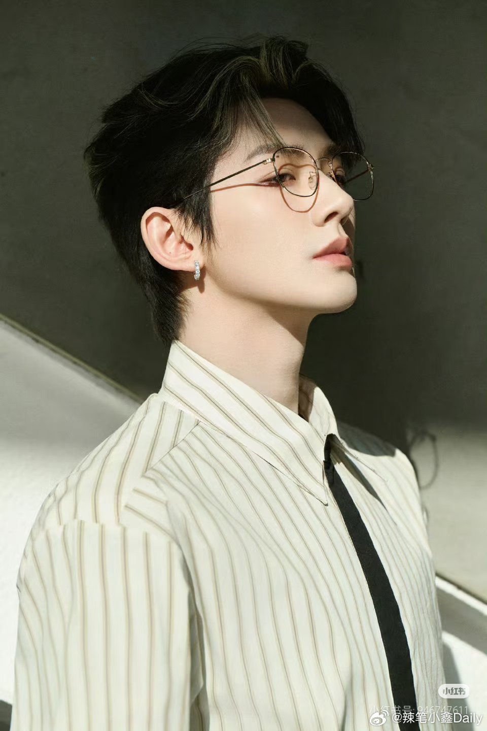 来自邓为的眼镜杀邓为推镜框的样子，像是在解析一道世界谜题，为为身上的时尚表现力，