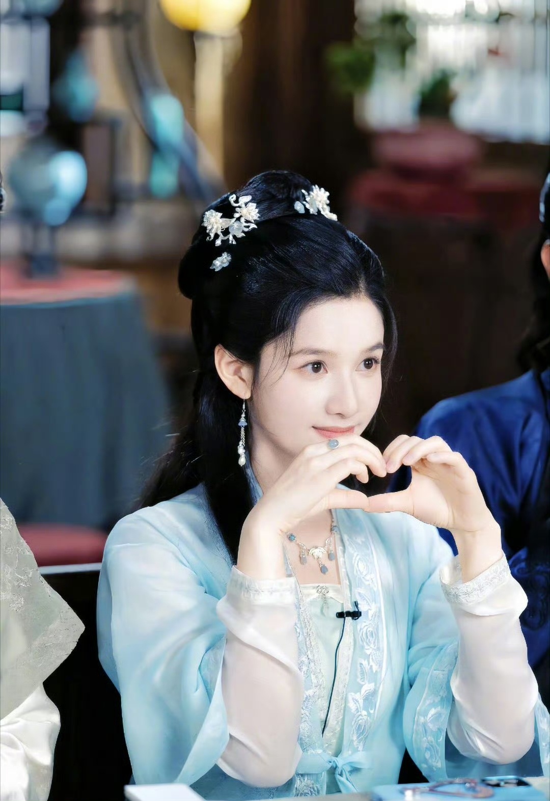 #张婧仪湿发#看完张婧仪的水下戏花絮，我只想说：这颜值谁顶得住啊！湿发造型更是将