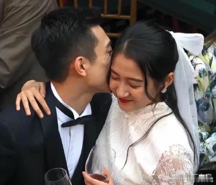 关晓彤和张一山很有夫妻相，嘴对嘴亲吻真甜蜜 