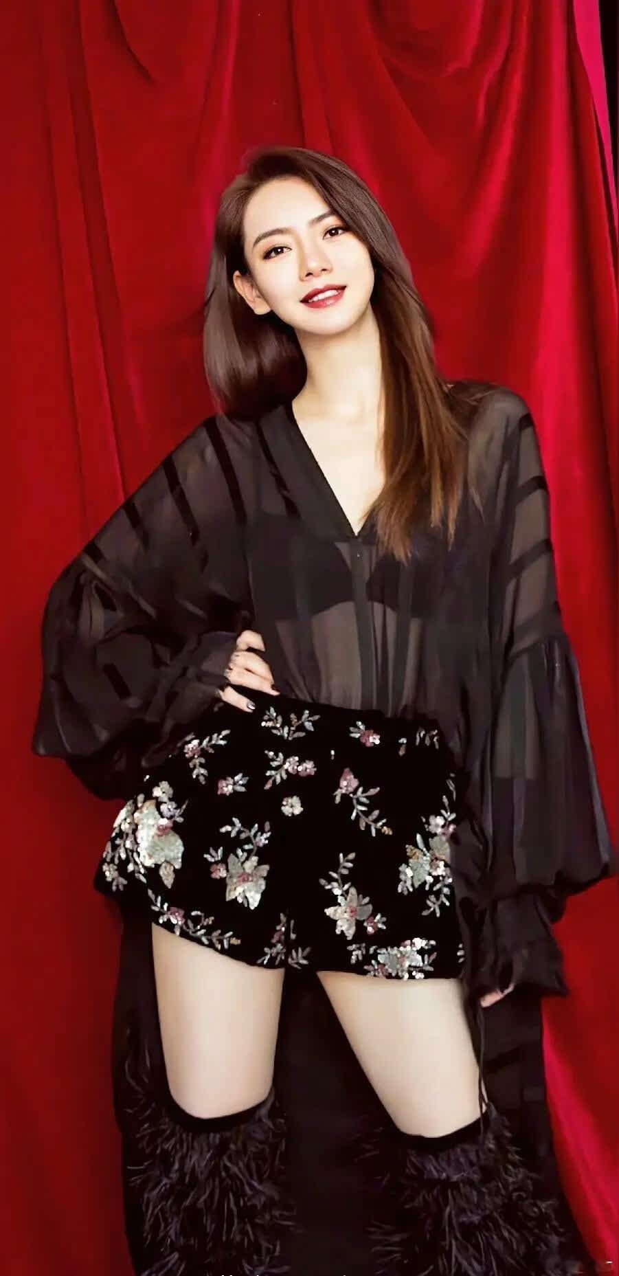 戚薇现身北大考场，41岁卷出新高度！  戚薇北大考试被偶遇！41岁还卷学习太狠了