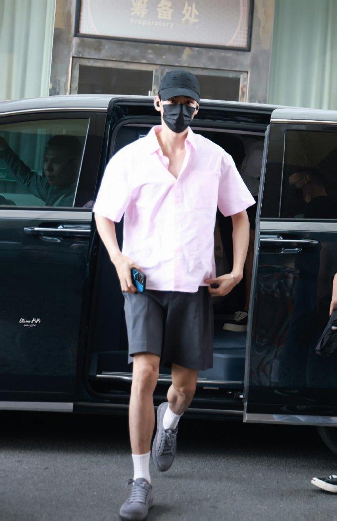 龚俊《暗河传》粉粉嫩嫩+开两个扣子，又甜又欲斯哈斯哈！！今天是草莓小蛋糕[舔屏]