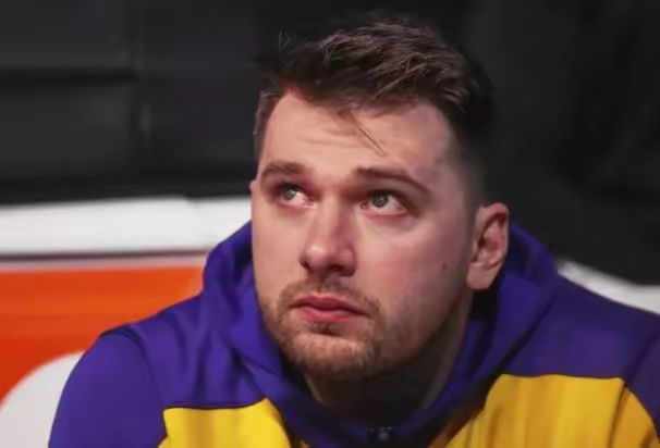 里弗斯回来后，湖人这样轮换。还有机会首发：里弗斯，斯玛特，东契奇，詹姆斯，艾顿；