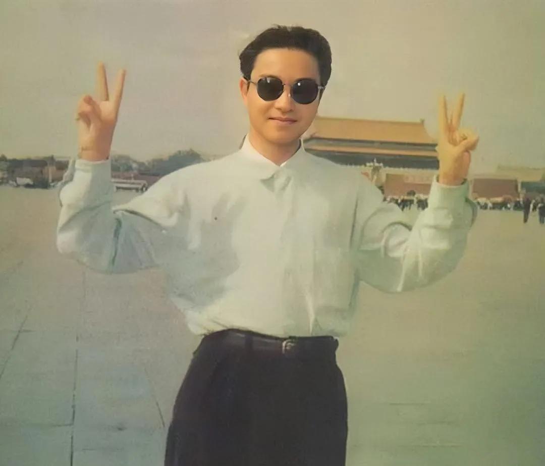 张国荣在北京在天安门广场，在拍摄电影《霸王别姬》时，哥哥张国荣为了饰演好程蝶衣这