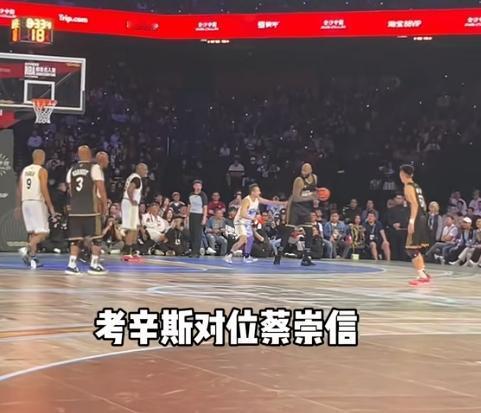 看看考辛斯和马布里的对比
高下立判！
在一场慈善名人赛上
前NBA球星考辛斯直接