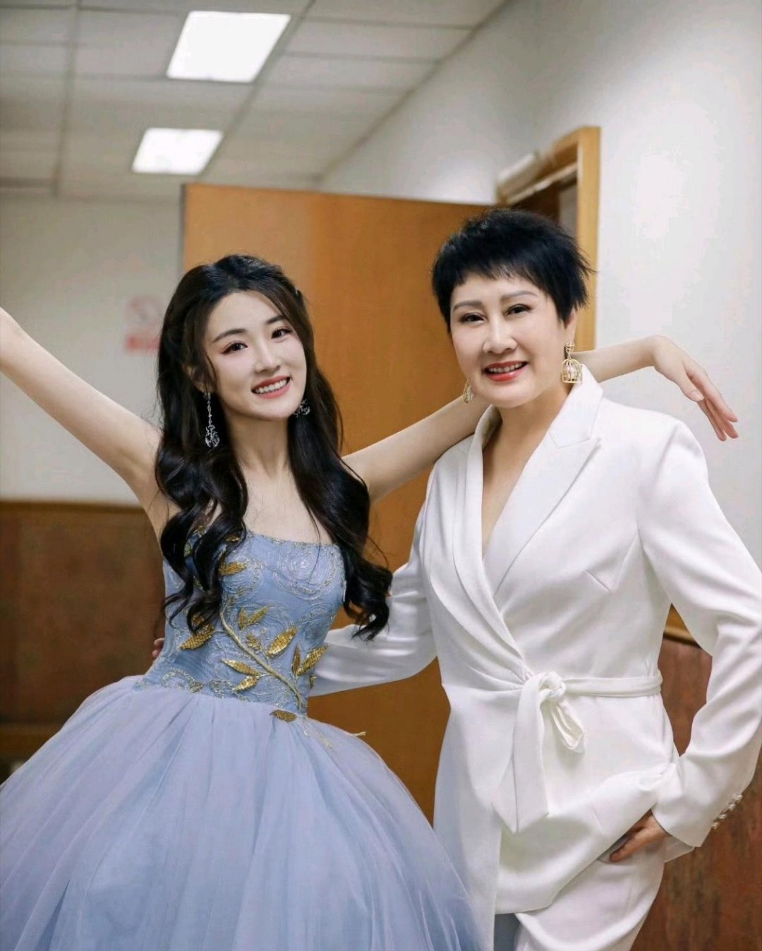 原来张凯丽的女儿已经进入娱乐圈当演员了 