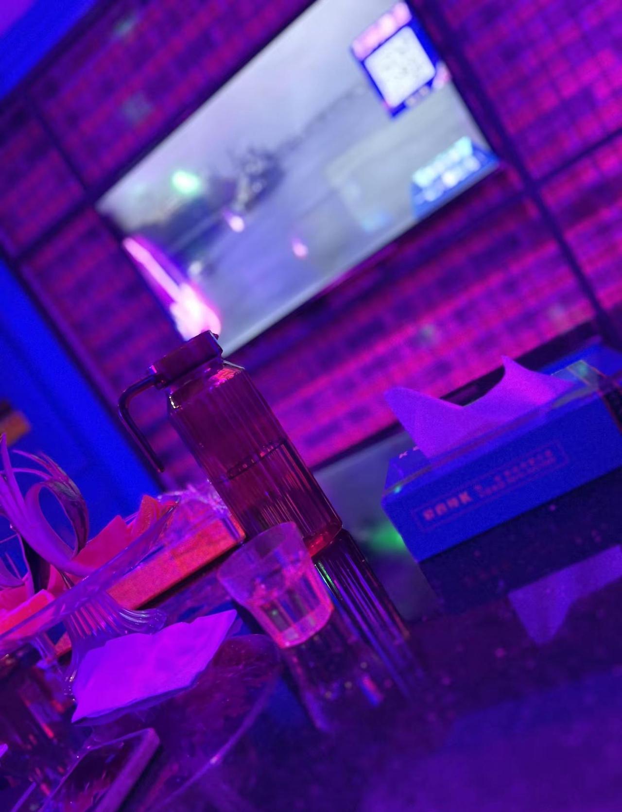 成年人的快乐，一半清醒一半微醺。