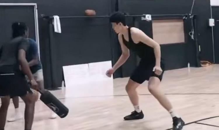 杨瀚森训练对篮筐狂轰滥炸，拓媒：小杨将开启恐怖模式
近日，杨瀚森在进行一场训练，