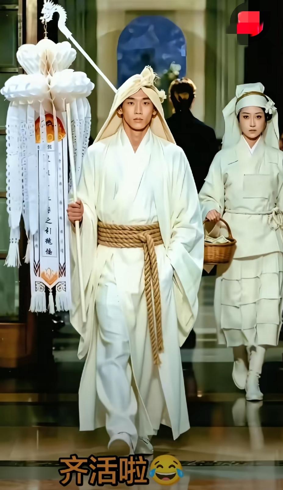 设计这些衣服款式的人也是奇才，国人恐怕无人敢穿。